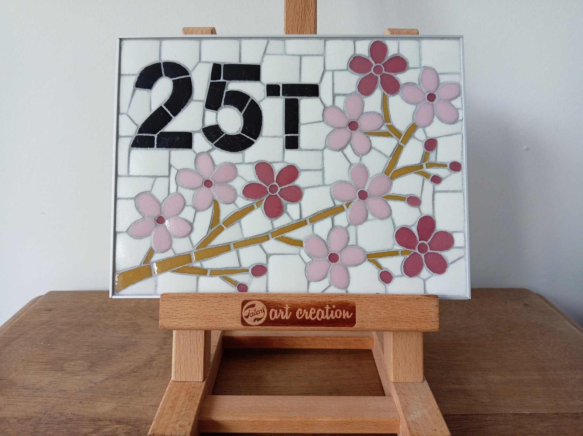 mosaïque d'une brnache de cerisier japonais pour un numéro de porte